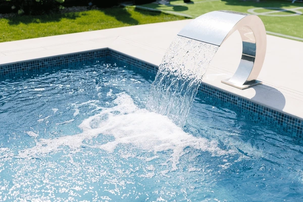 Benefícios de Instalar uma Cascata em Piscina