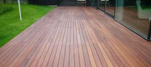Piscinas e Decks de Madeira: Beleza, Funcionalidade e Conforto ao Seu Espaço de Lazer